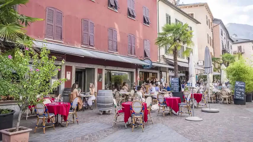 Terrasses de restaurants dans une rue de Sion