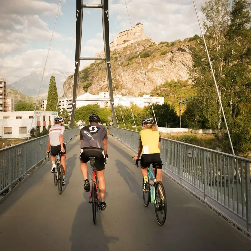 Cyclistes sur la passerelle du Rhône, avec Valère en arrière-plan